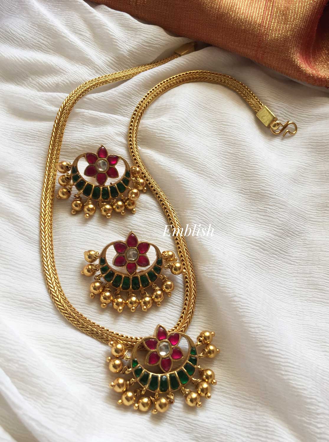 Kundan Jadau Flower with Gold Drops Pendant Set.